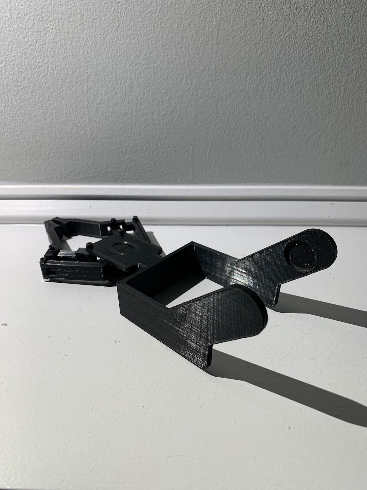 Close-up of the printed claw and four-bar linkage